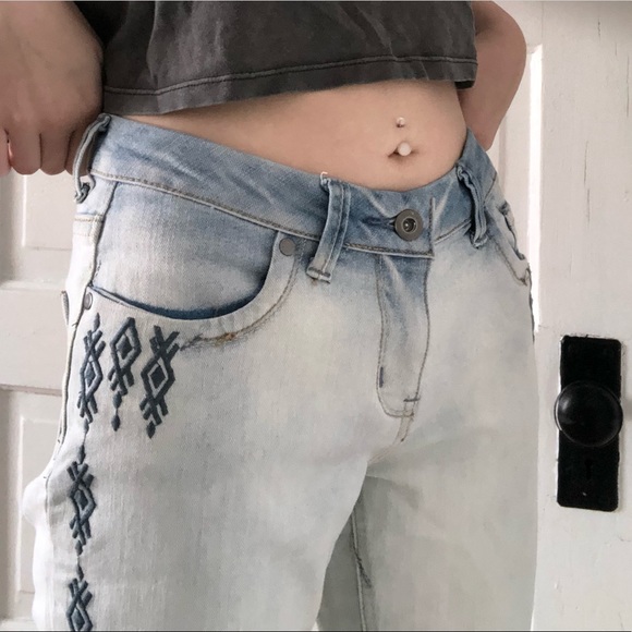 Suko Jeans| Boho Embroidered Acid Wash Jeans Size 4 - Picture 3 of 4